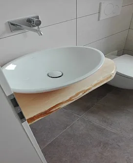 Waschtisch mit massiver Holzplatte im Bad