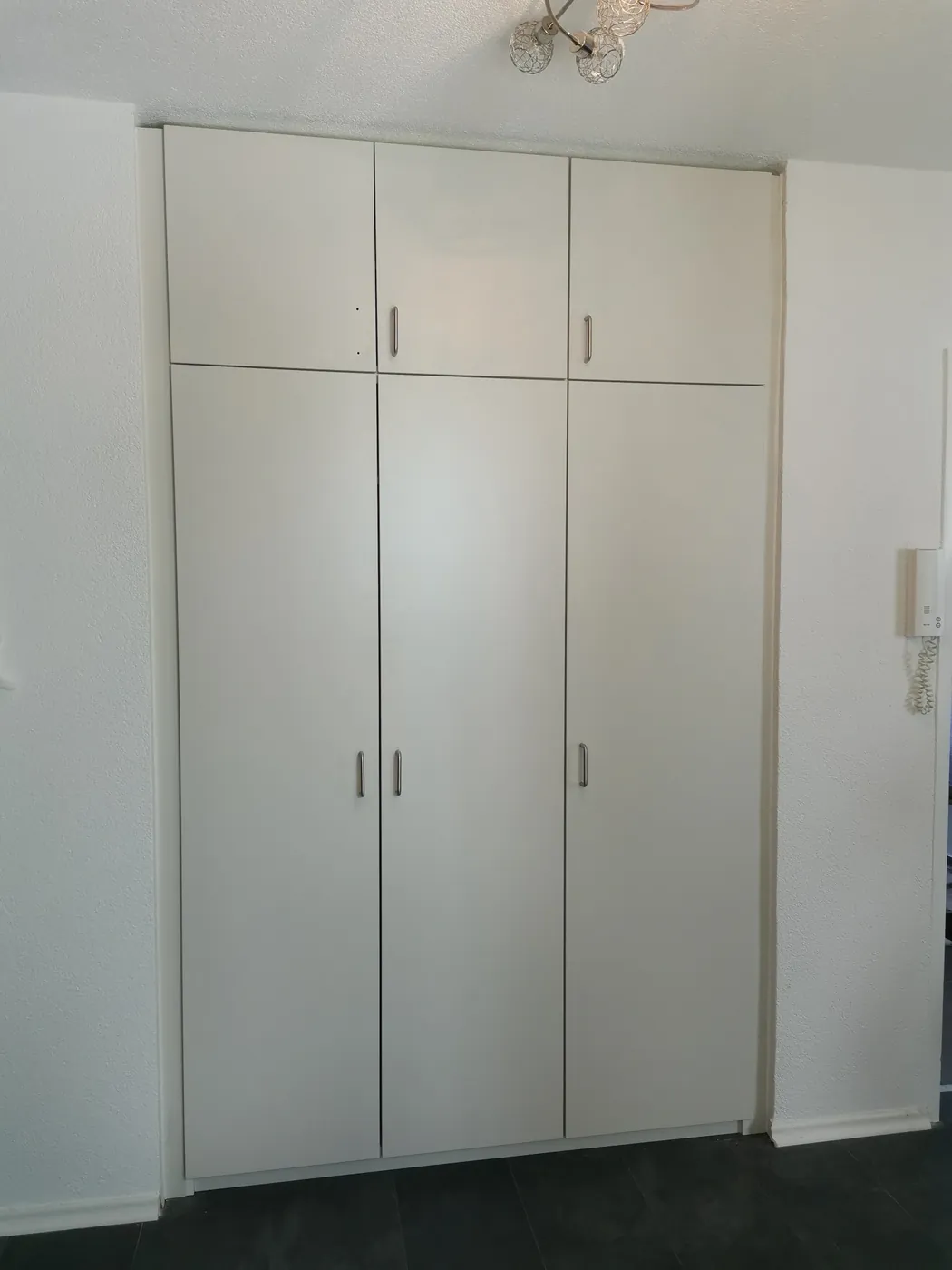 Garderobenschrank in einer Nische