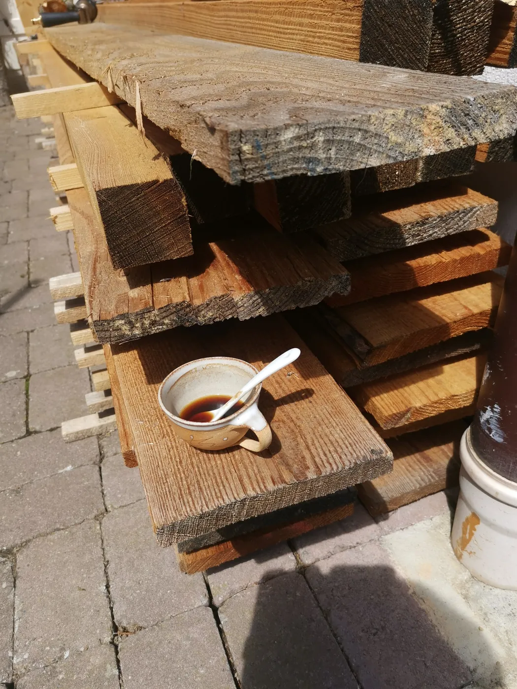 Luftgetrocknet abgelagerte Bohlen aus heimischen Hölzern in der Schreinerei Gellert